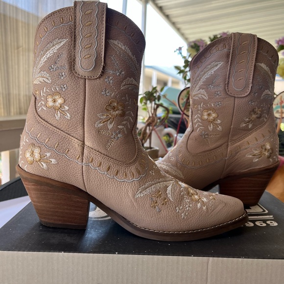 Embroidered Boots - Picture 7 of 9